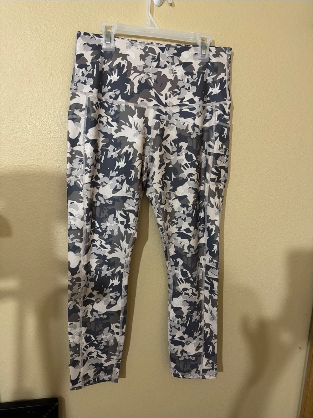 Legends High-Waist Skinny Leggings in Gray Floral Camo